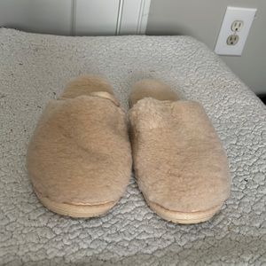 NWOT Secret Treasure Women’s Fluffy Scuff Slippers size 7